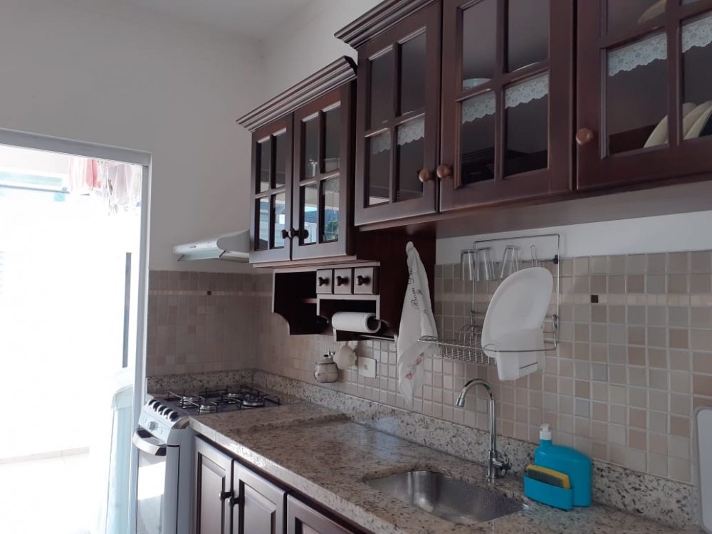 VENDO CASA COM 02 SUITES NO BA